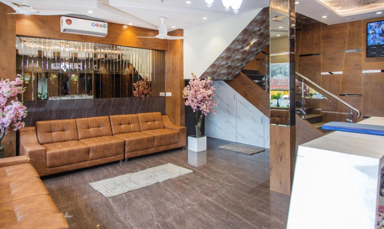Hotel Hometown Near Us Embassy Bkc Βομβάη Εξωτερικό φωτογραφία